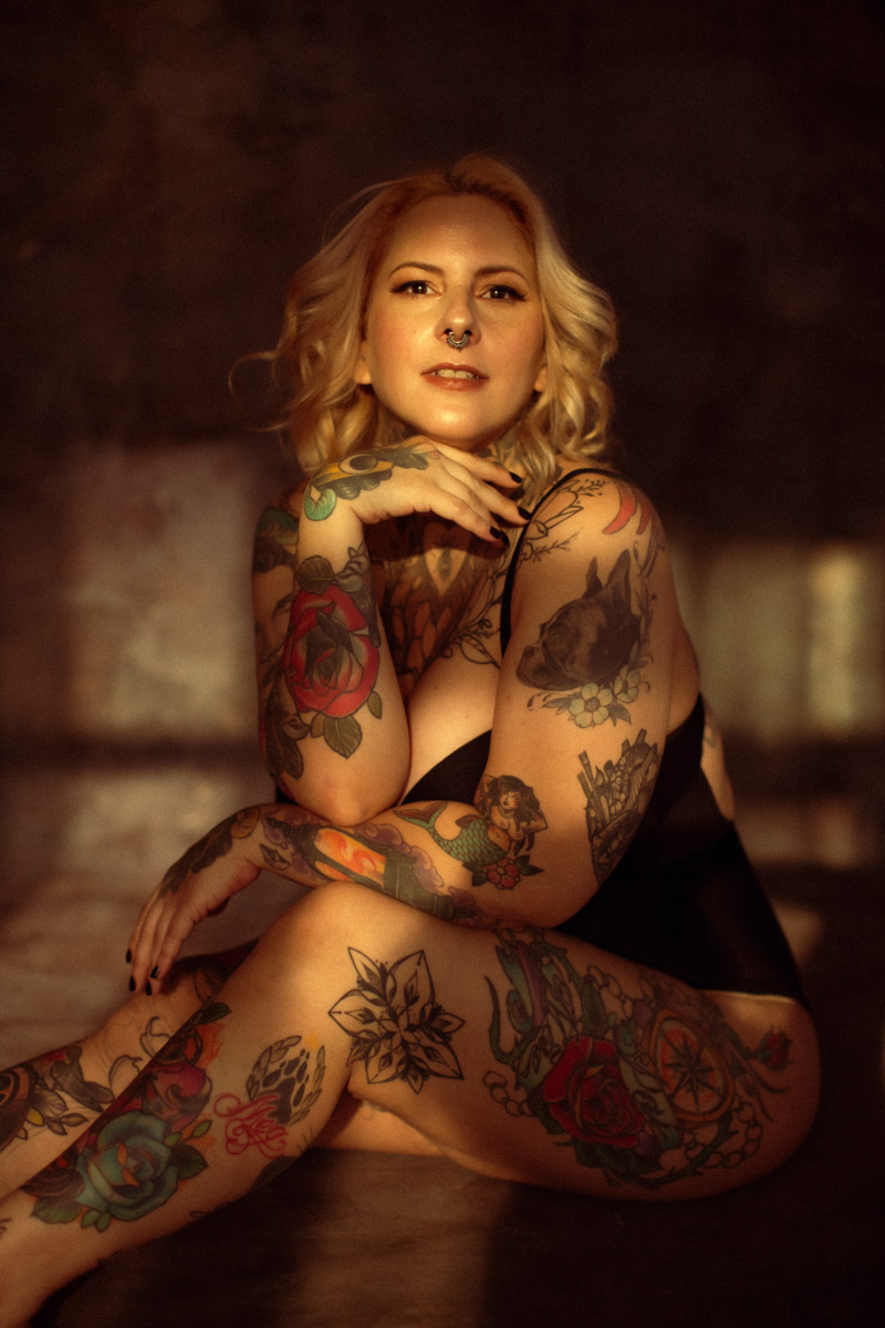 ensaio fotográfico feminino mulher tatuada estúdio belo horizonte