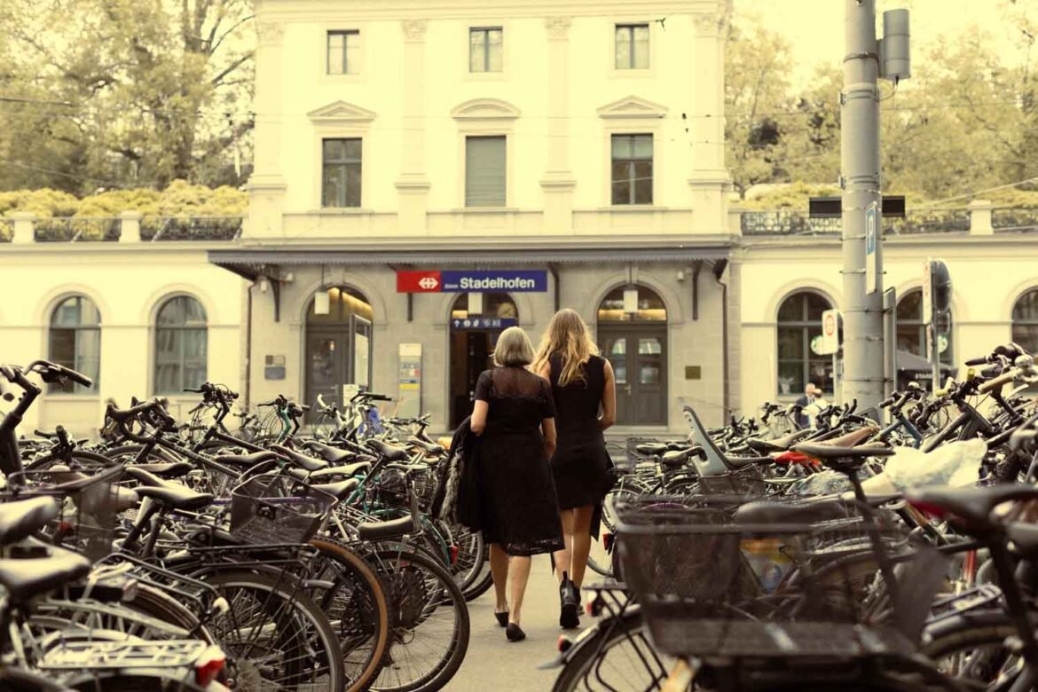 Portrait Photoshoot at Historical Center Zurich, Switzerland, featuring mother and daughter. Photographer Mariana Beltrame.