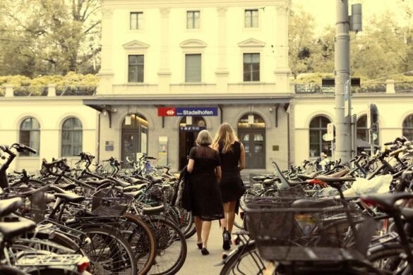 Portrait Photoshoot at Historical Center Zurich, Switzerland, featuring mother and daughter. Photographer Mariana Beltrame.