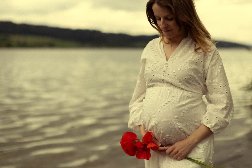 Maternity Photoshoot, Pregnancy Photo session, at nature. Uster, Zurich, Switzerland. Photographer Mariana Beltrame.