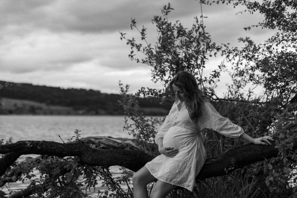 Maternity Photoshoot, Pregnancy Photo session, at nature. Uster, Zurich, Switzerland. Photographer Mariana Beltrame.