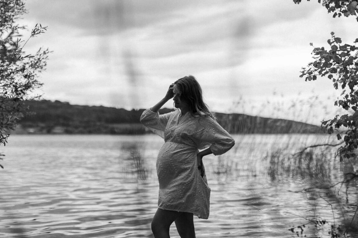 Maternity Photoshoot, Pregnancy Photo session, at nature. Uster, Zurich, Switzerland. Photographer Mariana Beltrame.
