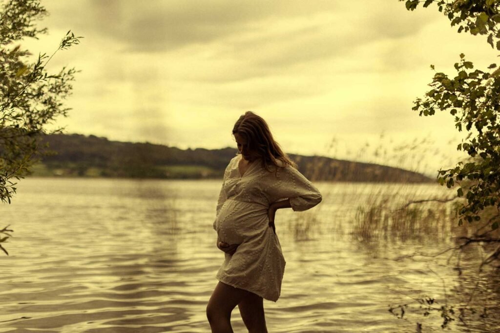 Maternity Photoshoot, Pregnancy Photo session, at nature. Uster, Zurich, Switzerland. Photographer Mariana Beltrame.