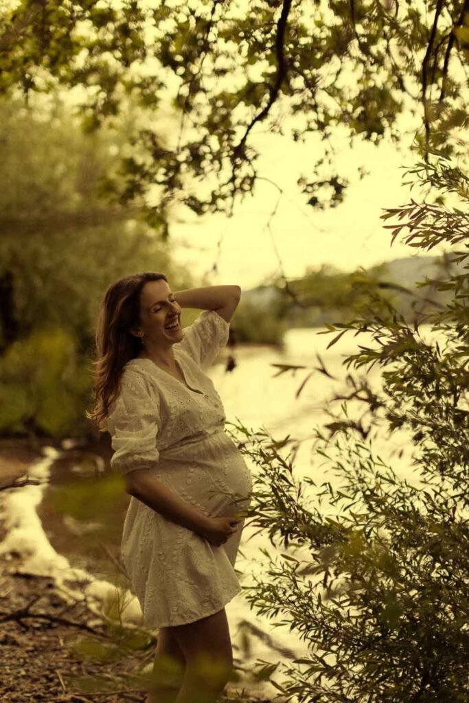 Maternity Photoshoot, Pregnancy Photo session, at nature. Uster, Zurich, Switzerland. Photographer Mariana Beltrame.