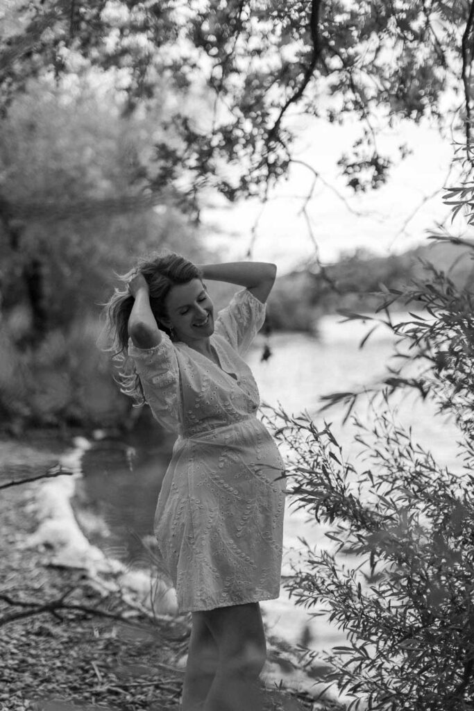 Maternity Photoshoot, Pregnancy Photo session, at nature. Uster, Zurich, Switzerland. Photographer Mariana Beltrame.