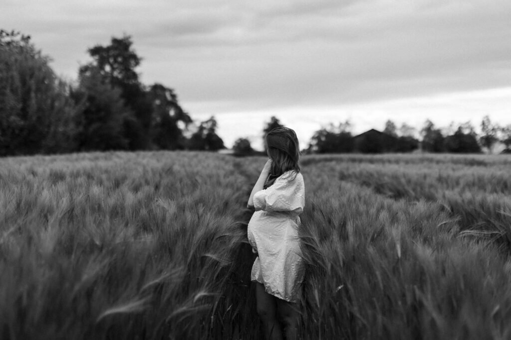 Maternity Photoshoot, Pregnancy Photo session, at nature. Uster, Zurich, Switzerland. Photographer Mariana Beltrame.