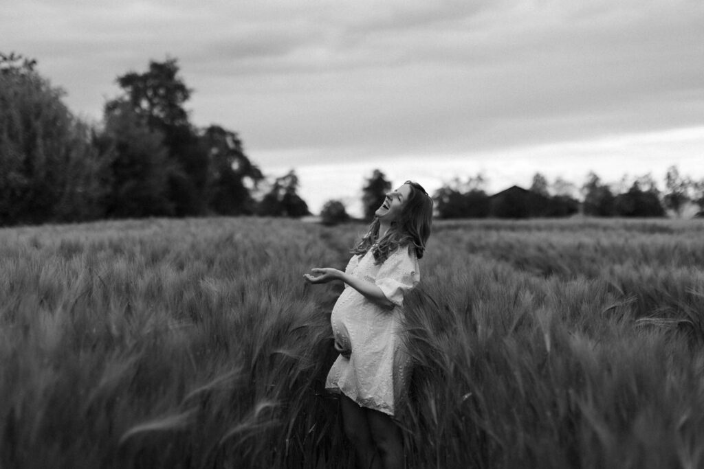 Maternity Photoshoot, Pregnancy Photo session, at nature. Uster, Zurich, Switzerland. Photographer Mariana Beltrame.