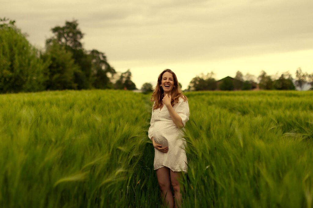 Maternity Photoshoot, Pregnancy Photo session, at nature. Uster, Zurich, Switzerland. Photographer Mariana Beltrame.
