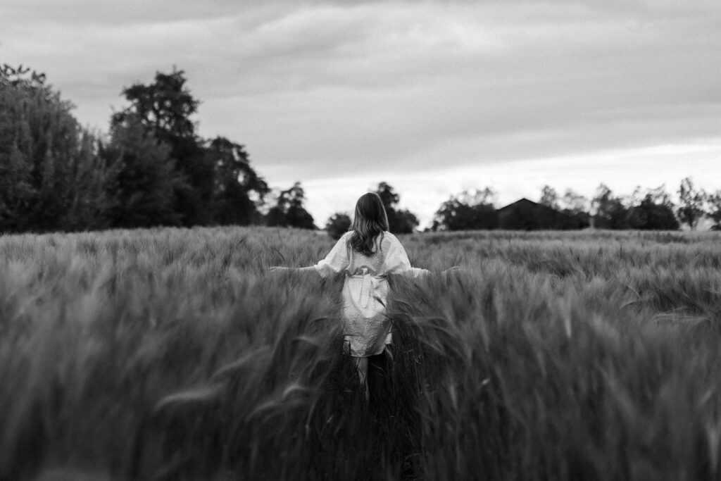 Maternity Photoshoot, Pregnancy Photo session, at nature. Uster, Zurich, Switzerland. Photographer Mariana Beltrame.