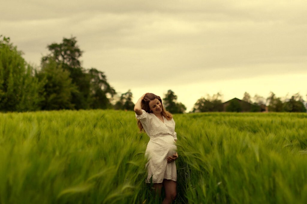 Maternity Photoshoot, Pregnancy Photo session, at nature. Uster, Zurich, Switzerland. Photographer Mariana Beltrame.
