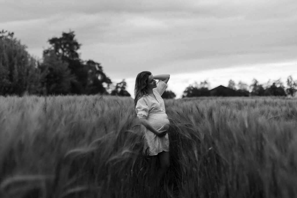 Maternity Photoshoot, Pregnancy Photo session, at nature. Uster, Zurich, Switzerland. Photographer Mariana Beltrame.