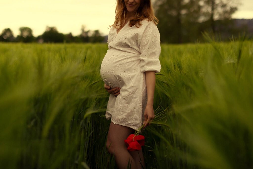 Maternity Photoshoot, Pregnancy Photo session, at nature. Uster, Zurich, Switzerland. Photographer Mariana Beltrame.
