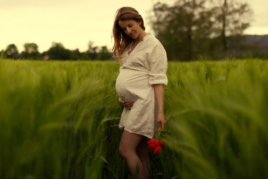 Maternity Photoshoot, Pregnancy Photo session, at nature. Uster, Zurich, Switzerland. Photographer Mariana Beltrame.