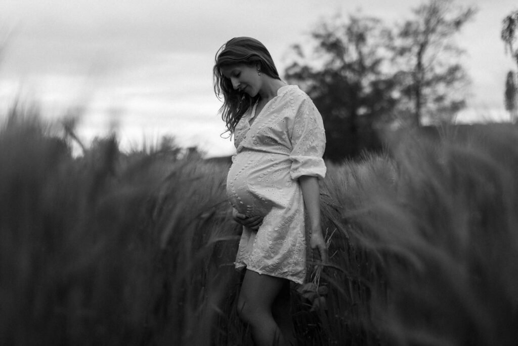 Maternity Photoshoot, Pregnancy Photo session, at nature. Uster, Zurich, Switzerland. Photographer Mariana Beltrame.